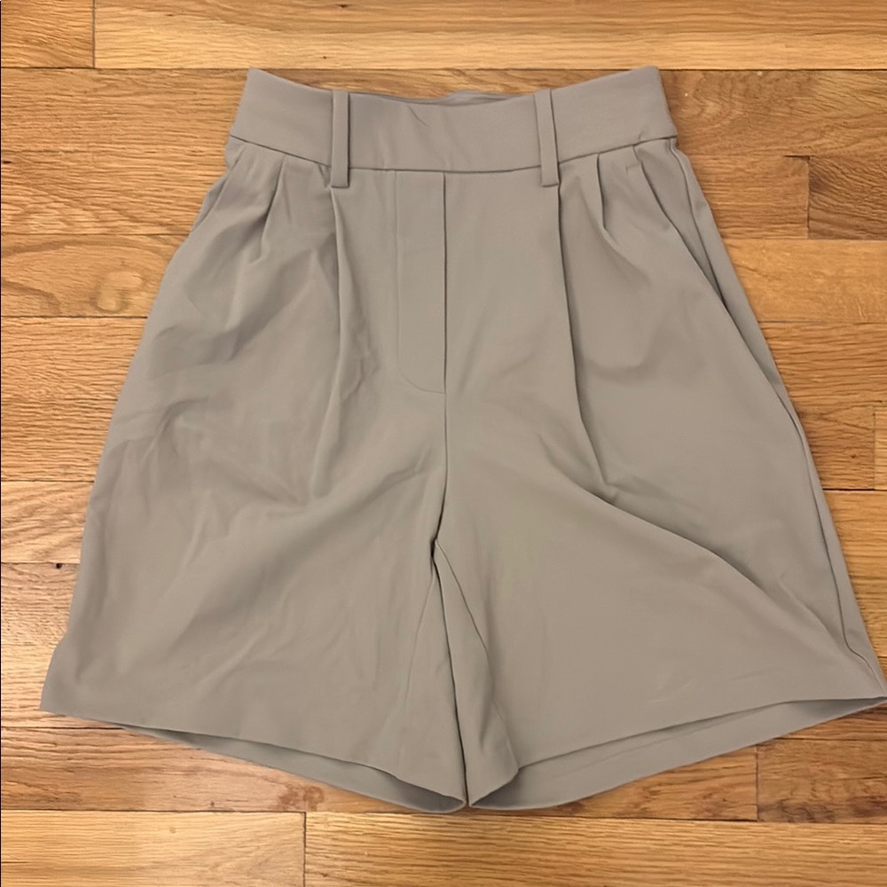 Lululemon NWOT Daydrift pleated high waist shorts 7”